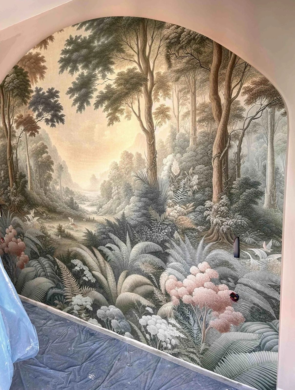 Vintage Çizim Stilinde Yeşil Orman Desenli Duvar Kağıdı