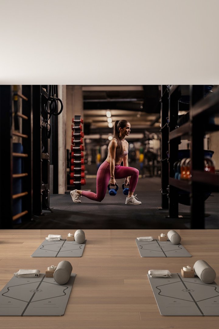 Dreamwall Kettlebell ile Lunge Yapan Kadın Figürlü Tek Parça Tekstil Duvar Kağıdı