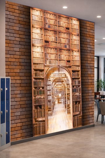 Dreamwall Kırmızı Tuğla Çerçeveli, Antik Kitaplıklar ve Kemerli Kütüphane Koridoru Tek Parça Tekstil Duvar Kağıdı küçük görsel 4