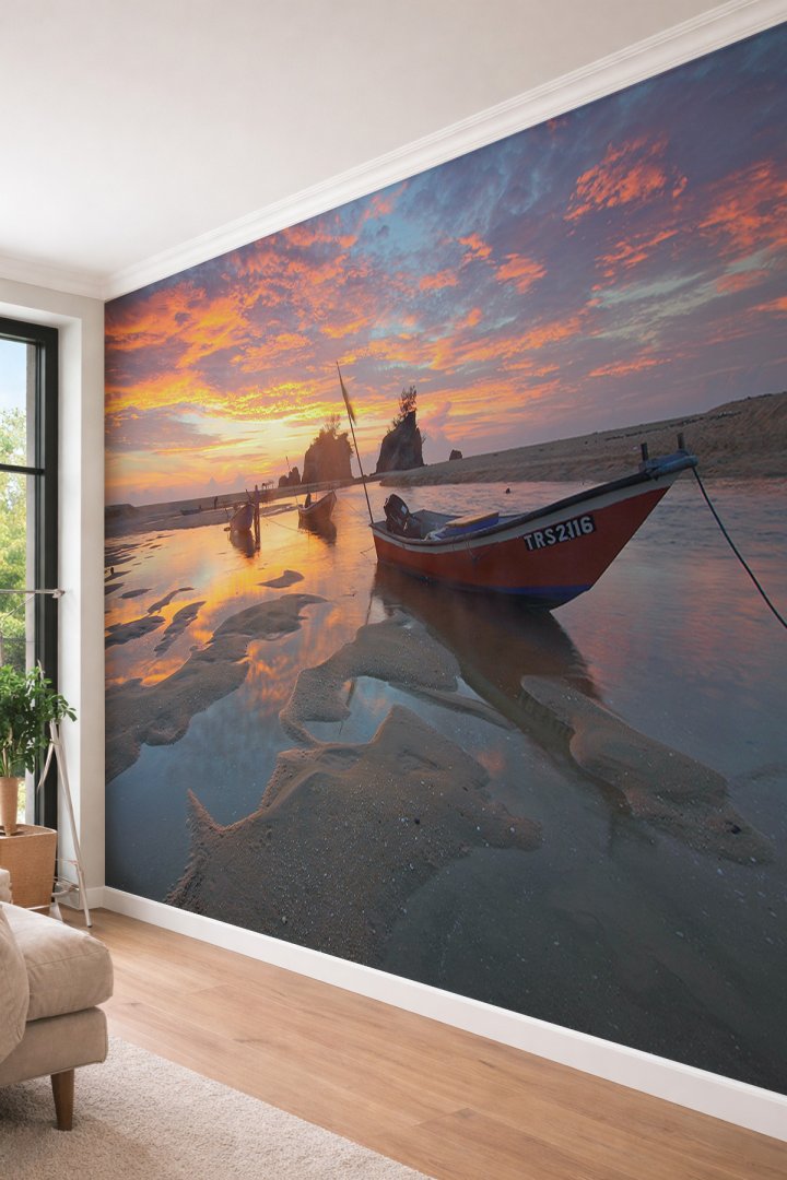 Dreamwall Sahil ve Balıkçı Tekneleri - Gün Batımı Temalı Tek Parça Tekstil Duvar Kağıdı