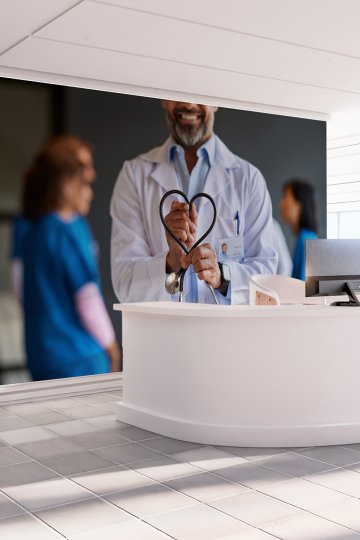 Dreamwall Stetoskop ile Kalp İşareti Yapan Doktor -Hastane Temalı Tekstil Duvar Kağıdı