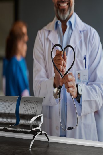 Dreamwall Stetoskop ile Kalp İşareti Yapan Doktor -Hastane Temalı Tekstil Duvar Kağıdı küçük görsel 2
