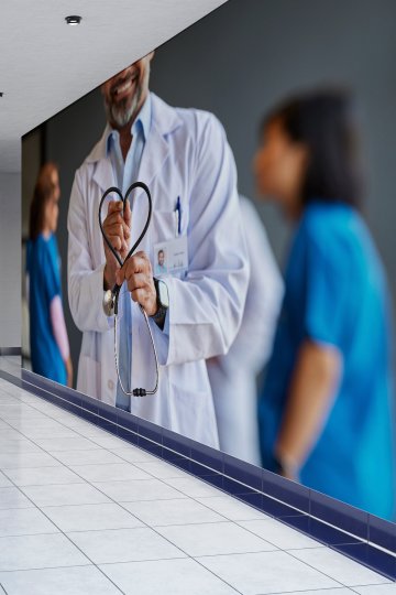 Dreamwall Stetoskop ile Kalp İşareti Yapan Doktor -Hastane Temalı Tekstil Duvar Kağıdı küçük görsel 5