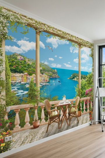 Dreamwall Sütunlu ve Çiçekli Balkon Terasından Sahil Kasabası Manzaralı Tek Parça Tekstil Duvar Kağıdı küçük görsel 2