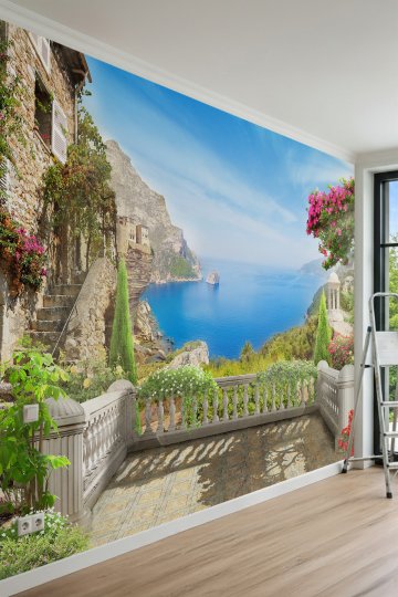 Dreamwall Taş Korkuluklu Teras, Pembe Çiçekler ve Sahil Kasabası Manzaralı Tek Parça Tekstil Duvar K...