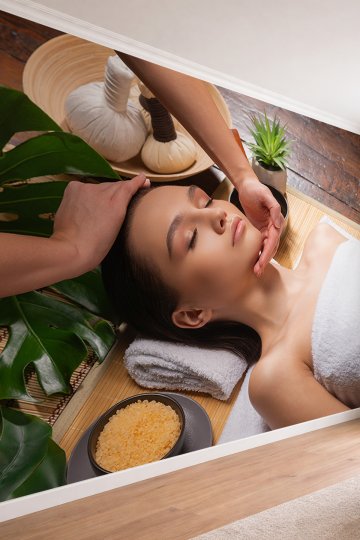 Dreamwall Yüz Masajı Yapan Kadın ve Spa Malzemeleri Temalı Estetik Merkezi Tekstil Duvar Kağıdı küçük görsel 2