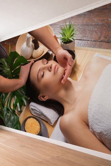 Dreamwall Yüz Masajı Yapan Kadın ve Spa Malzemeleri Temalı Estetik Merkezi Tekstil Duvar Kağıdı küçük görsel 3