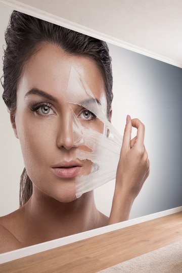 Dreamwall Yüz Maskesi Uygulayan Kadın Figürlü Güzellik ve Cilt Bakımı Temalı Tekstil Duvar Kağıdı küçük görsel 2
