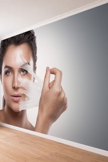 Dreamwall Yüz Maskesi Uygulayan Kadın Figürlü Güzellik ve Cilt Bakımı Temalı Tekstil Duvar Kağıdı küçük görsel 3